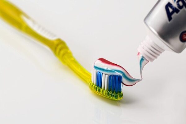 Toothpaste can contain coloring